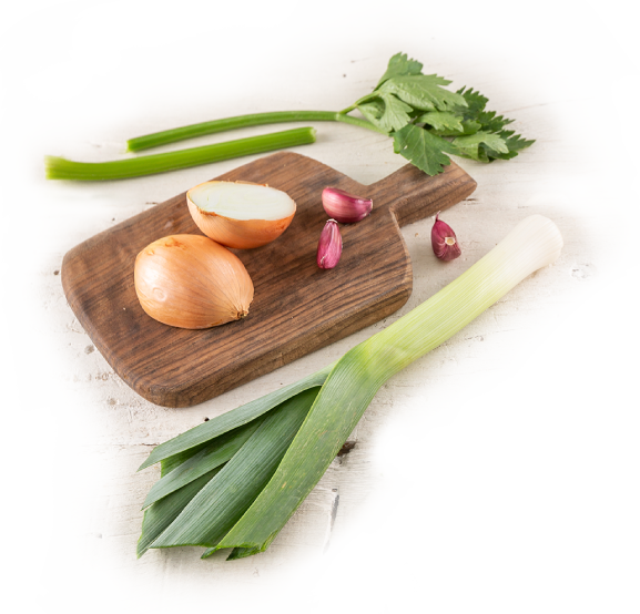 A imagem mostra alguns legumes considerados aromáticos: cebola, alho, alho-poró e salsão. 